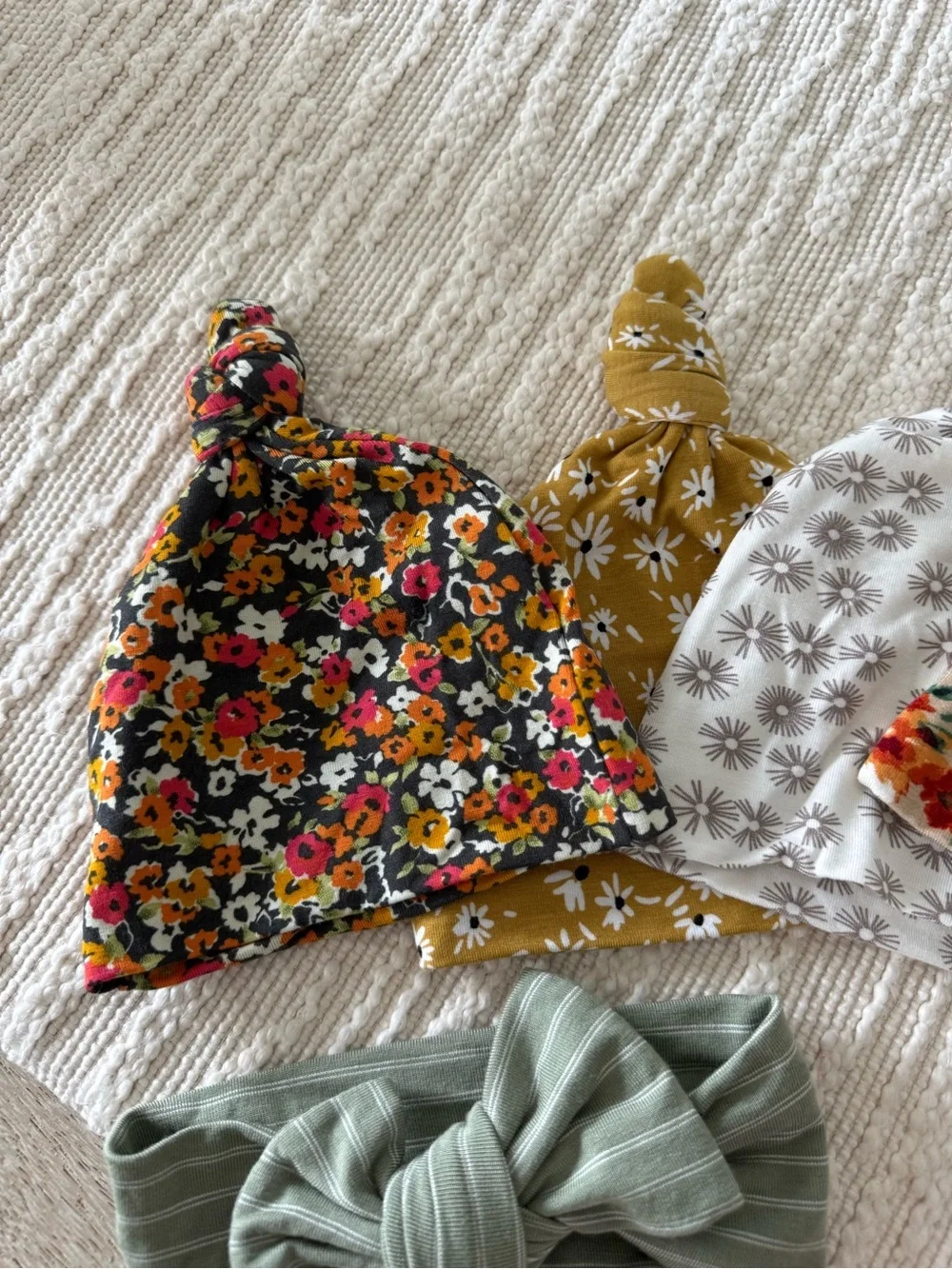 Lou Lou & Company Newborn Hat/Bow set